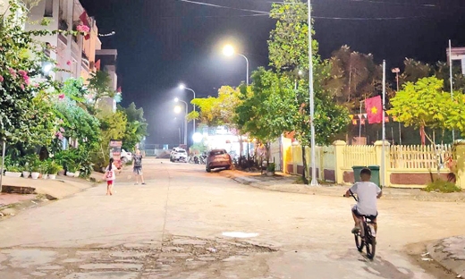 Đường làng lung linh ánh điện