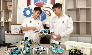 Đôi bạn cùng giành Huy chương Vàng cuộc thi robot thế giới
