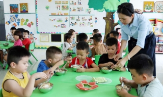 Chăm lo bữa ăn, bảo đảm dinh dưỡng cho trẻ