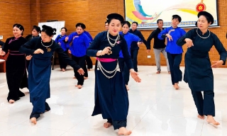 Bắc Ninh: Truyền dạy hát then - đàn tính cho đồng bào dân tộc thiểu số