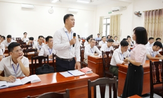 Cập nhật kiến thức, gắn lý luận với thực tiễn