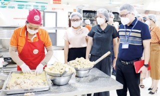 Giám sát bữa ăn bán trú, bảo đảm sức khỏe học sinh