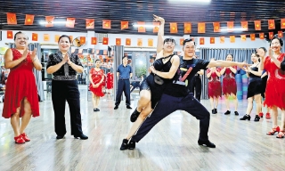 Bắc Ninh: Đôi vợ chồng gần 20 năm chung nhịp đam mê khiêu vũ