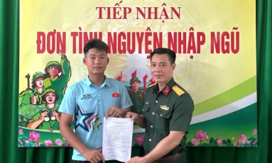  Bắc Ninh: Nhiều thanh niên hăng hái viết đơn tình nguyện nhập ngũ