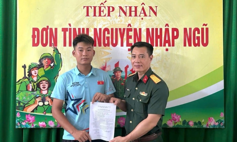  Bắc Ninh: Nhiều thanh niên hăng hái viết đơn tình nguyện nhập ngũ