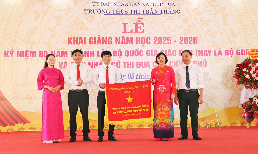  Phó Chủ tịch Thường trực HĐND tỉnh Trần Thị Hằng dự lễ khai giảng tại Trường Trung học cơ sở thị trấn Thắng