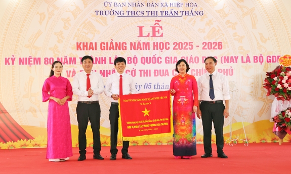 Phó Chủ tịch Thường trực HĐND tỉnh Trần Thị Hằng dự lễ khai giảng tại Trường Trung học cơ sở thị trấn Thắng