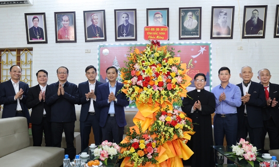 Phó Bí thư Tỉnh ủy, Chủ tịch HĐND tỉnh Nguyễn Việt Oanh chúc mừng Giáo xứ Bắc Giang nhân dịp  Lễ Giáng sinh