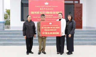 Ủy ban MTTQ tỉnh Bắc Ninh bàn giao kinh phí hỗ trợ xây dựng nhà đại đoàn kết