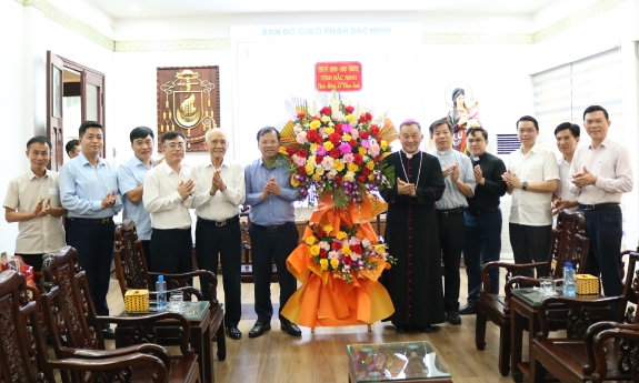 Phó Chủ tịch UBND tỉnh Phan Thế Tuấn chúc mừng Tòa Giám mục Bắc Ninh nhân Lễ Phục sinh
