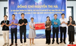 Bắc Ninh: Chủ tịch Ủy ban MTTQ tỉnh Nguyễn Thị Hà thăm, tặng quà công nhân Công ty Sản xuất Cooler Master (Việt Nam). 