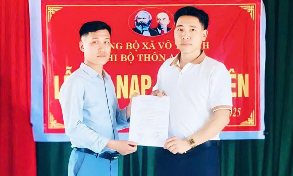 Kết nạp đảng viên ở khu dân cư: Đồng bộ nhiều giải pháp 