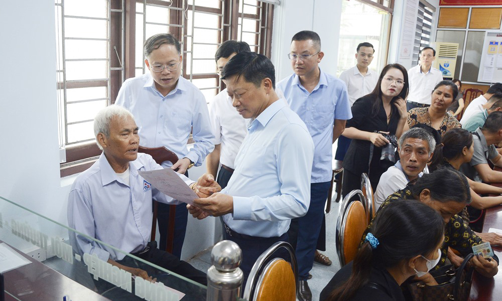 Phó Chủ tịch UBND tỉnh Đào Quang Khải kiểm tra tình hình hoạt động và tặng quà thương binh tại xã Yên Thế và Bố Hạ