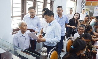 Phó Chủ tịch UBND tỉnh Đào Quang Khải kiểm tra tình hình hoạt động và tặng quà thương binh tại xã Yên Thế và Bố Hạ