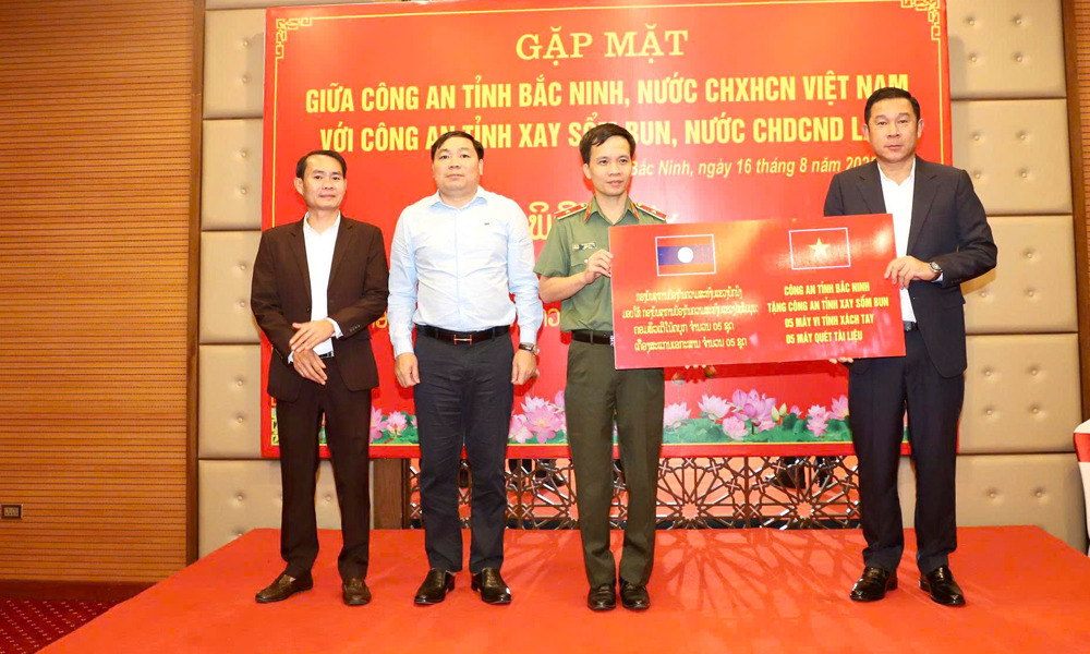  Công an tỉnh Bắc Ninh tặng trang thiết bị cho Công an tỉnh Xay Sổm Bun (Lào)