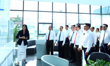  Đoàn công tác Tạp chí A-lun-may (Lào) và Tạp chí Cộng sản thăm Công ty TNHH Luxshare - ICT tại Bắc Ninh