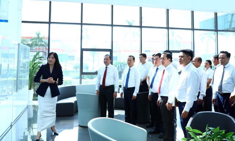  Đoàn công tác Tạp chí A-lun-may (Lào) và Tạp chí Cộng sản thăm Công ty TNHH Luxshare - ICT tại Bắc Ninh