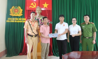Công an Bắc Ninh nhanh chóng tìm lại tài sản cho người nước ngoài bỏ quên trên taxi