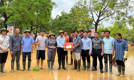 Chủ tịch HĐND tỉnh Nguyễn Việt Oanh kiểm tra công tác khắc phục hậu quả mưa lũ tại xã Bố Hạ