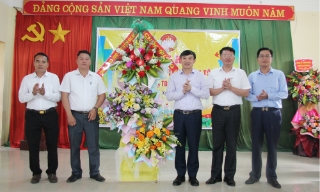 Đồng chí Nguyễn Đình Lợi dự Ngày hội Đại đoàn kết toàn dân tộc tại thôn Xạ To