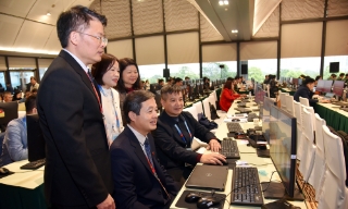 Chủ tịch UBND tỉnh Bắc Ninh Phạm Hoàng Sơn động viên phóng viên tác nghiệp Đại hội XIV