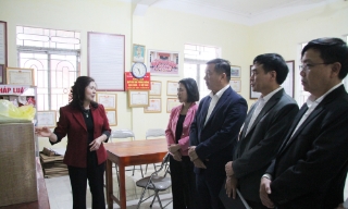 Phó Chủ tịch HĐND tỉnh Lâm Thị Hương Thành kiểm tra công tác chuẩn bị bầu cử tại xã Hiệp Hòa