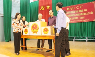 Phó Chủ tịch Thường trực HĐND tỉnh Trần Thị Hằng kiểm tra công tác chuẩn bị bầu cử tại xã Lạng Giang