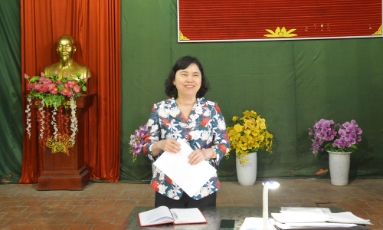  Phó Chủ tịch Thường trực HĐND tỉnh Trần Thị Hằng dự sinh hoạt tại Chi bộ thôn Dĩnh Xuyên