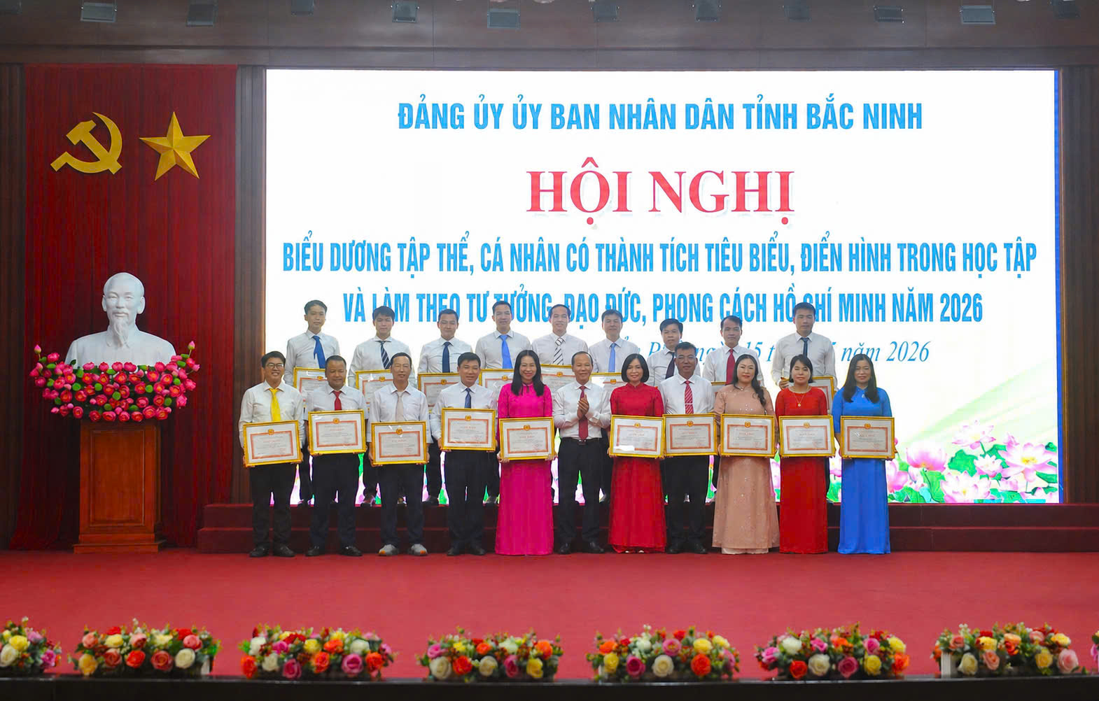 https://img.baobacninhtv.vn/Medias/570/2026/05/15/2%20Mai%20Sơn%20trao.jpg
