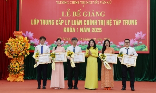 Trường Chính trị Nguyễn Văn Cừ bế giảng lớp trung cấp lý luận chính trị hệ tập trung 