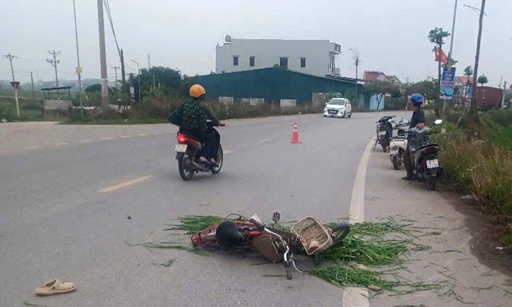 Lạng Giang: Xe máy va chạm xe đạp điện, người phụ nữ tử vong