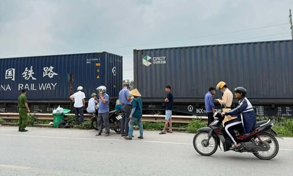 Lạng Giang: Va chạm với tàu hàng, người phụ nữ tử vong