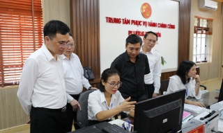 Chủ tịch HĐND tỉnh Nguyễn Việt Oanh làm việc tại phường Nhân Hòa và thăm, tặng quà người có công