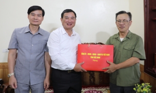 Trưởng Ban Nội chính Tỉnh ủy Vũ Trí Hải thăm, tặng quà thương binh xã Liên Bão và Đại Đồng