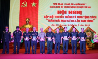 Ban Liên lạc Hội Cựu chiến binh Tiểu đoàn 1 Long An trao tặng sách truyền thống tại Bắc Ninh