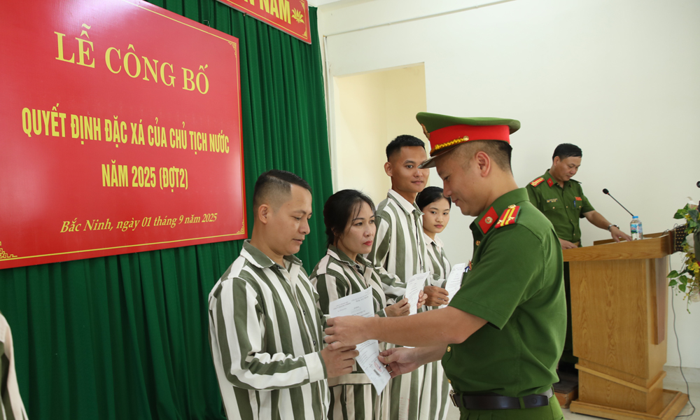  Trại tạm giam số 2, Công an tỉnh Bắc Ninh công bố quyết định đặc xá cho 17 phạm nhân