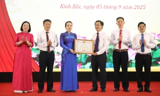 Phó Bí thư Thường trực Tỉnh ủy Nguyễn Thị Hương dự khai giảng tại Trường Trung học phổ thông Chuyên Bắc Ninh
