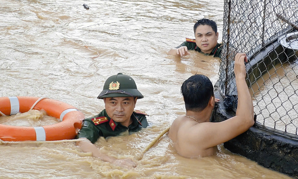  Vượt hiểm nguy cứu dân trong lũ dữ