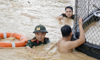 Vượt hiểm nguy cứu dân trong lũ dữ