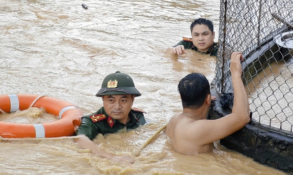 Vượt hiểm nguy cứu dân trong lũ dữ