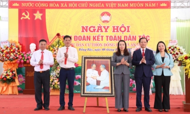  Phó Bí thư Thường trực Tỉnh ủy Nguyễn Thị Hương dự Ngày hội Đại đoàn kết toàn dân tộc tại thôn Đồng Bây 