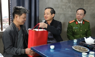 Chủ tịch UBND tỉnh Phạm Hoàng Sơn thăm, tặng quà gia đình nạn nhân tai nạn giao thông