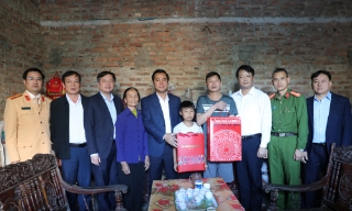 Phó Chủ tịch UBND tỉnh Lê Xuân Lợi thăm hỏi, tặng quà gia đình nạn nhân tai nạn giao thông