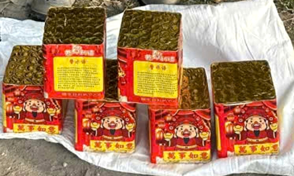 Công an phường Thuận Thành bắt quả tang đối tượng vận chuyển trái phép pháo nổ