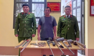 Công an xã Tân Dĩnh tiếp nhận vũ khí do người dân giao nộp