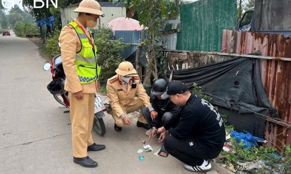 Bắc Ninh: Lực lượng cảnh sát giao thông bắt đối tượng tàng trữ ma túy