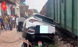 Bắc Ninh: Ô tô va chạm với tàu hỏa trên lối đi tự mở