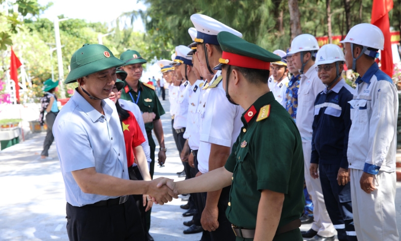 Đoàn công tác tỉnh Bắc Ninh thăm, tặng quà quân dân Trường Sa và Nhà giàn DK1