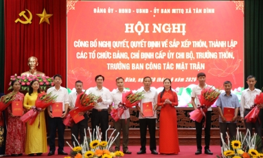  Bắc Ninh: Xã Tân Dĩnh công bố các nghị quyết, quyết định về sắp xếp, tổ chức lại thôn 