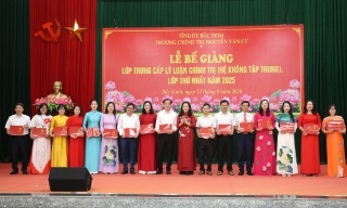 Bắc Ninh: 55/55 học viên lớp Trung cấp lý luận chính trị được cấp bằng tốt nghiệp